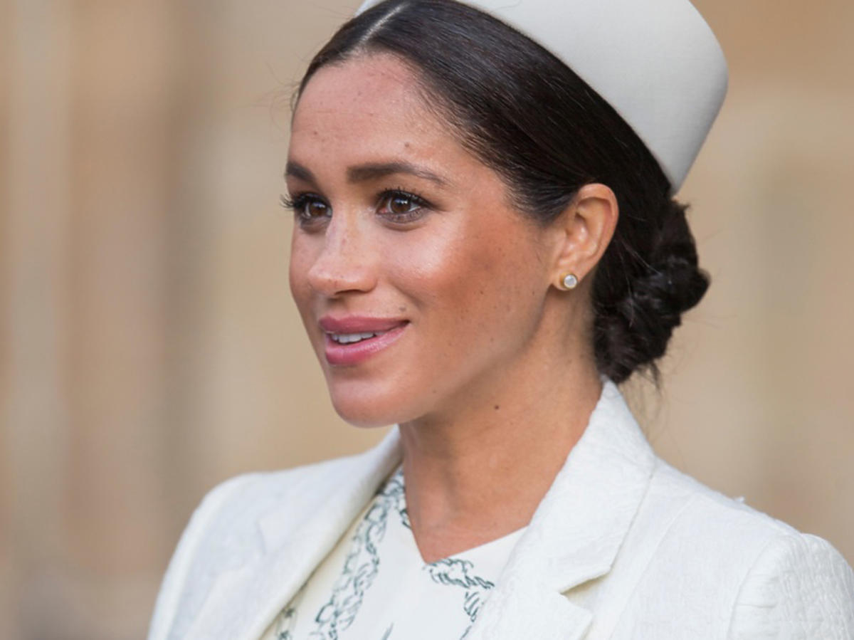 Meghan Markle w białej sukience z łańcuchami