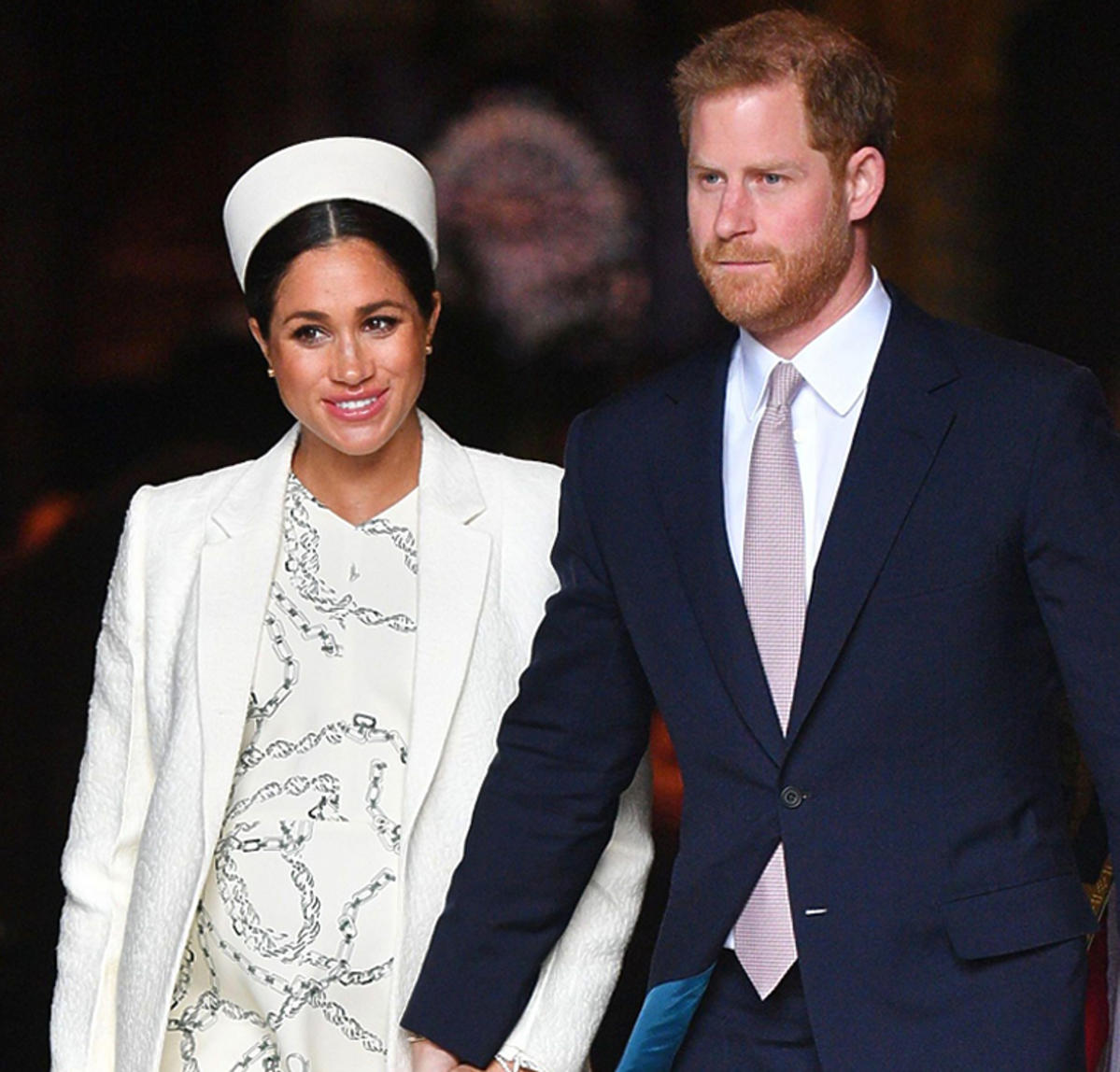 Meghan Markle w białym total looku i książę Harry w garniturze w Londynie