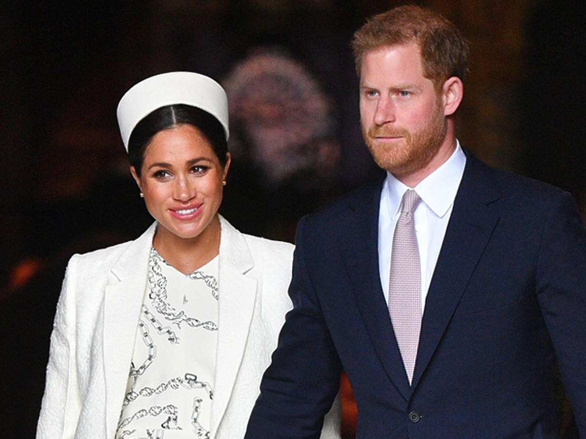 Meghan Markle w białym total looku i książę Harry w garniturze w Londynie