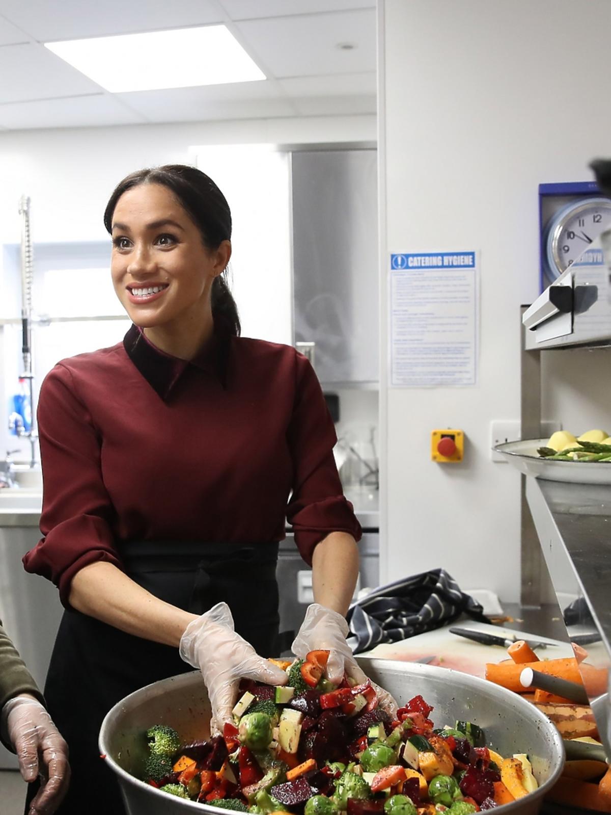 Meghan Markle w bordowej sukience gotuje