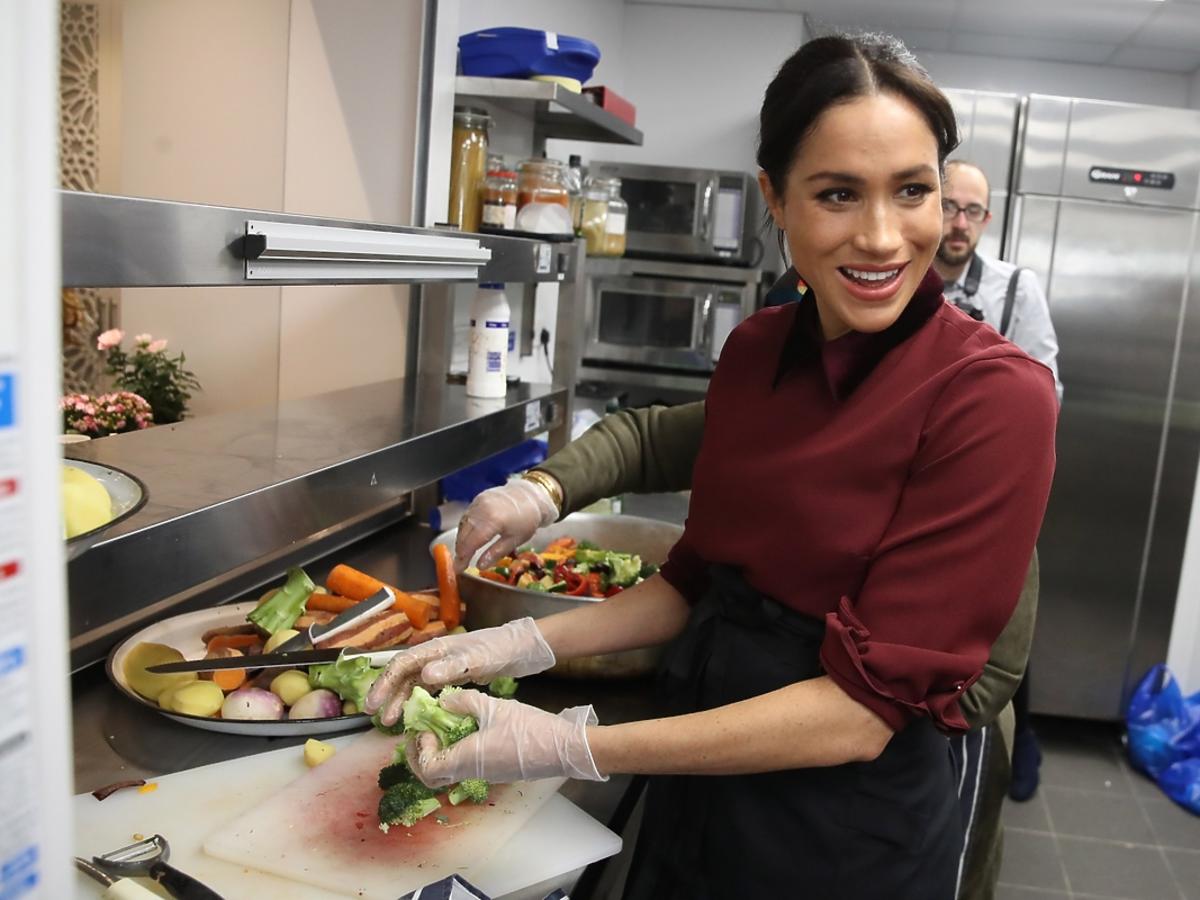 Meghan Markle w bordowej sukience gotuje