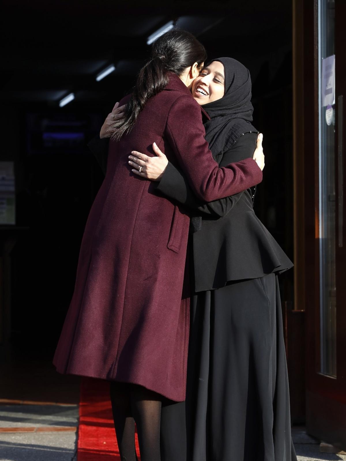 Meghan Markle w bordowej sukience gotuje
