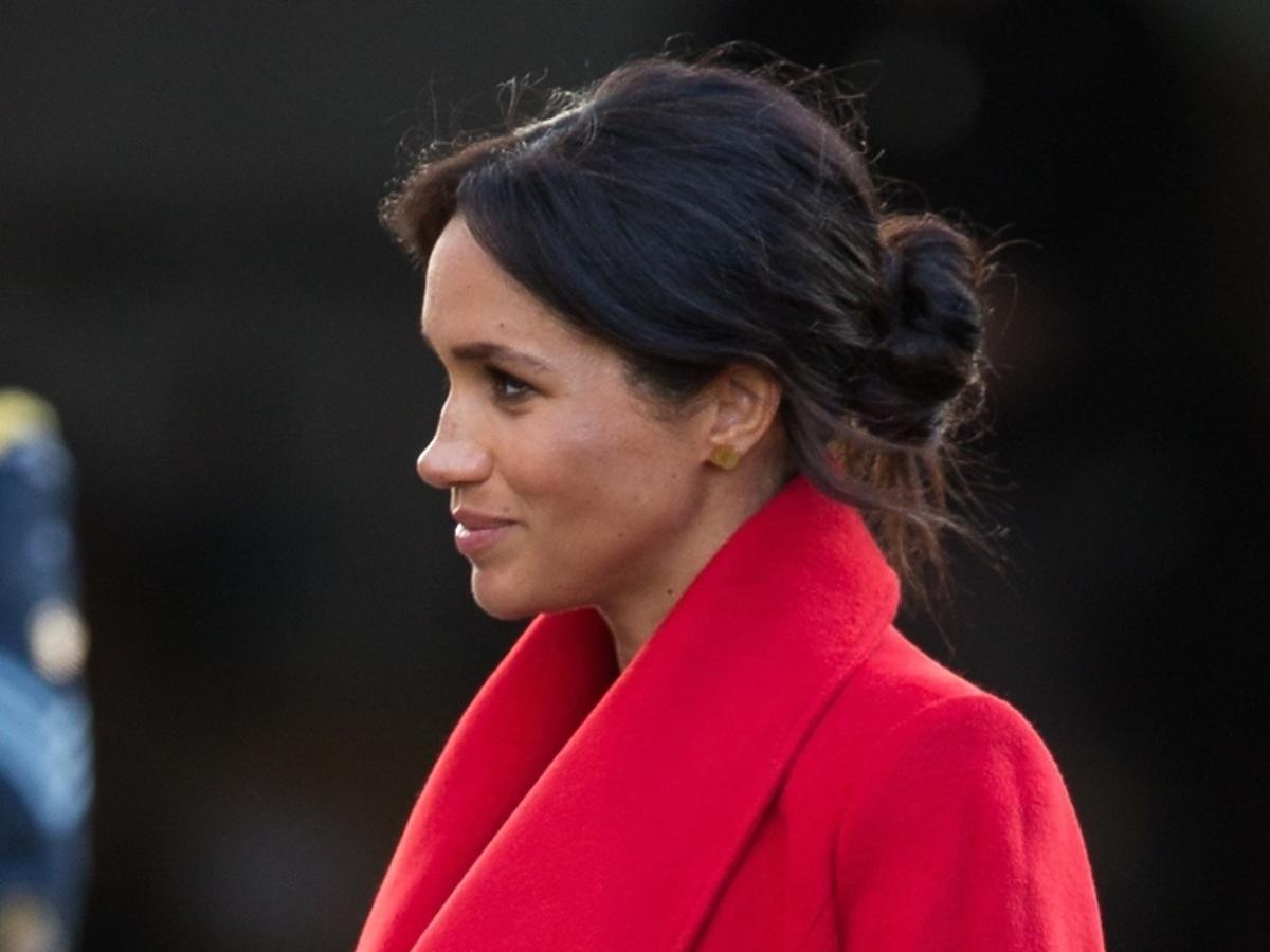 Meghan Markle w czerwonym płaszczu