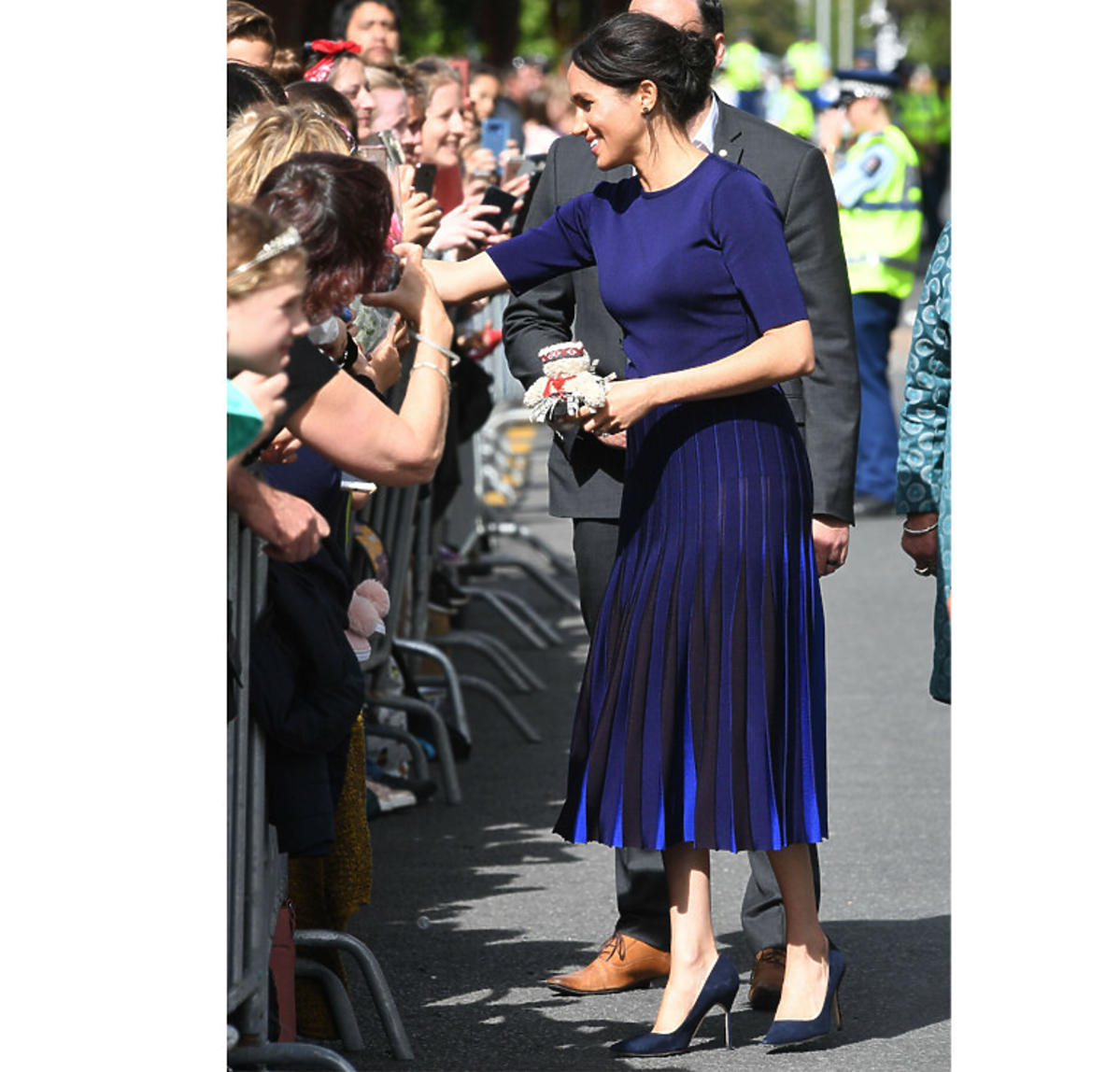 Meghan Markle w kobaltowej spódnicy, prześwituje jej bielizna