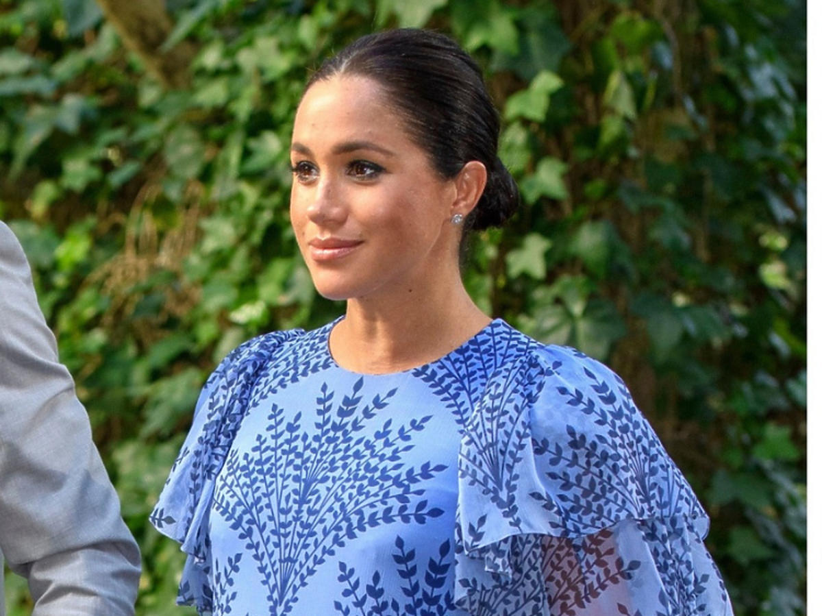Meghan Markle w niebieskiej sukience w ciąży
