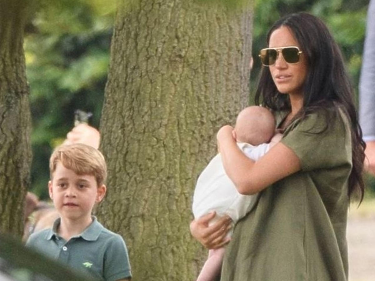 Meghan Markle z synem Archiem i księciem Georgem na meczu polo