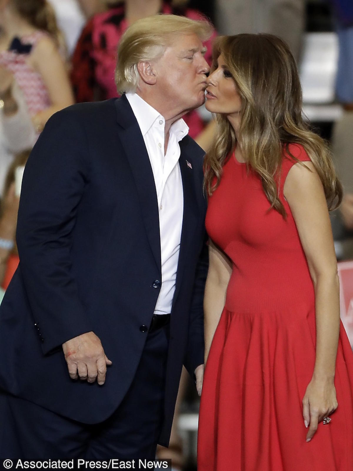 Melania Trump i Donald Trump całują się na oczach wyborców
