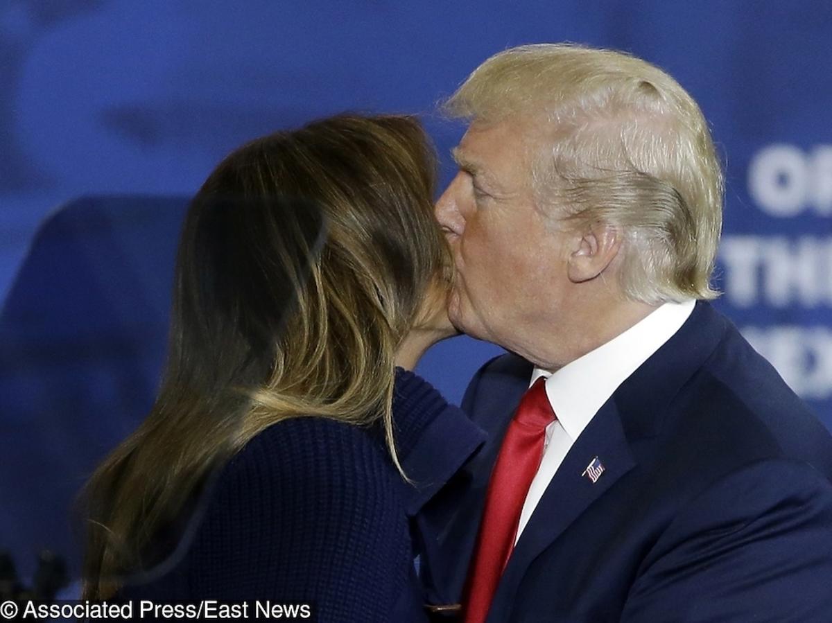 Melania Trump i Donald Trump całują się w Manchester