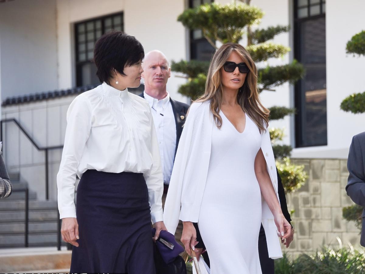 Melania Trump w białej opiętej sukni spędza dzień z żoną premiera Japonii