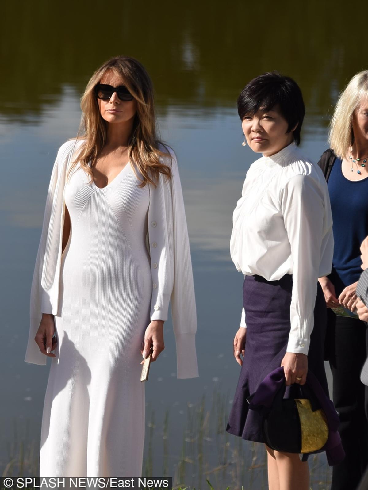 Melania Trump w białej opiętej sukni spędza dzień z żoną premiera Japonii