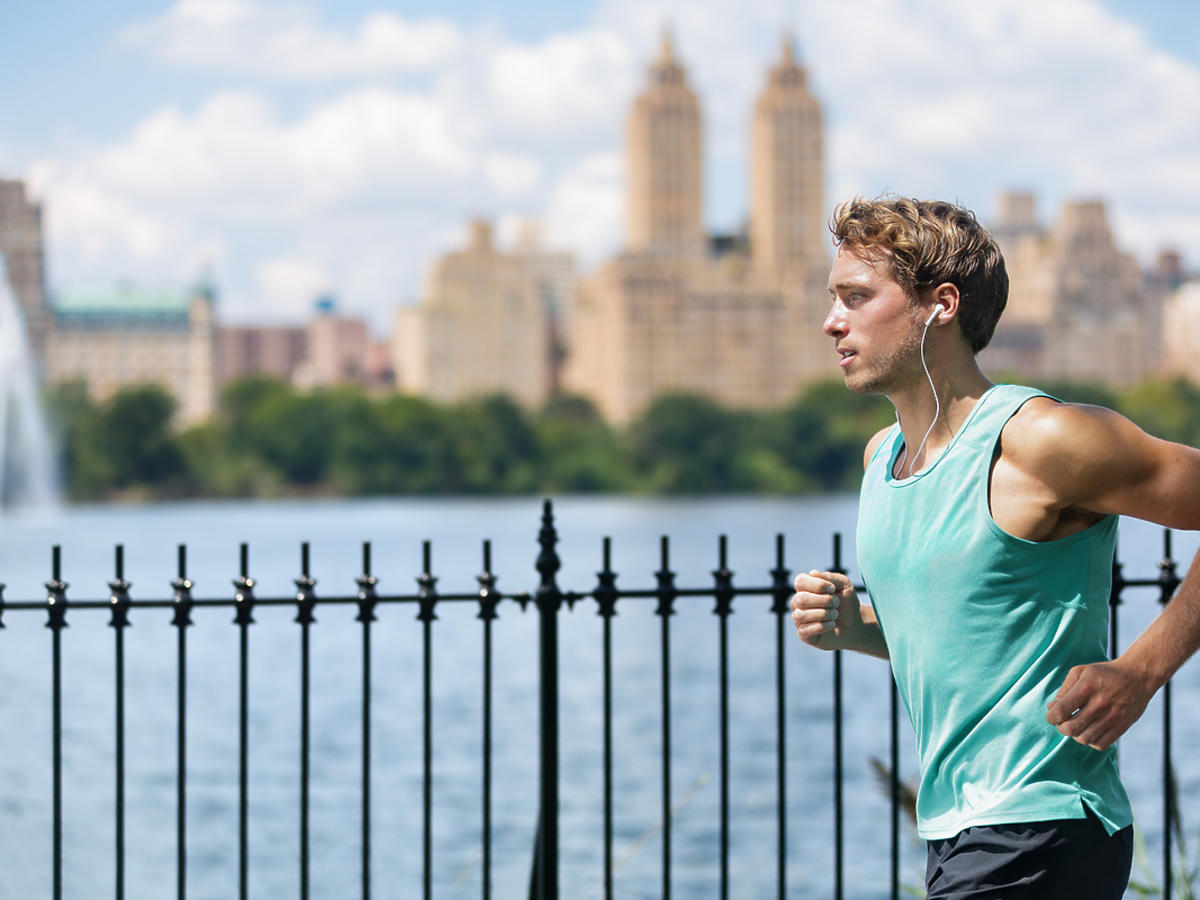 Mężczyzna biegnie po Central Parku w Nowym Jorku