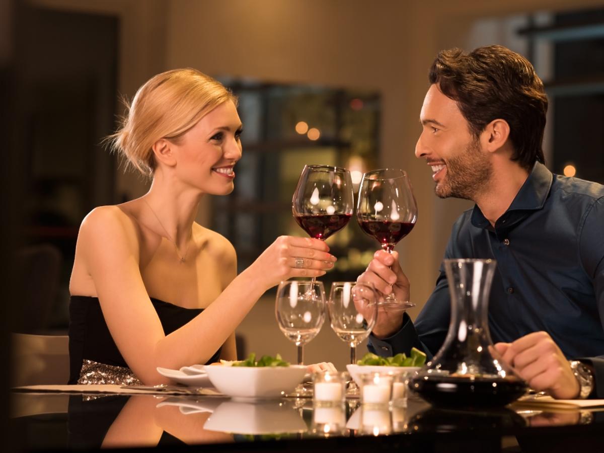 mężczyzna i kobieta w restauracji piją białe wino