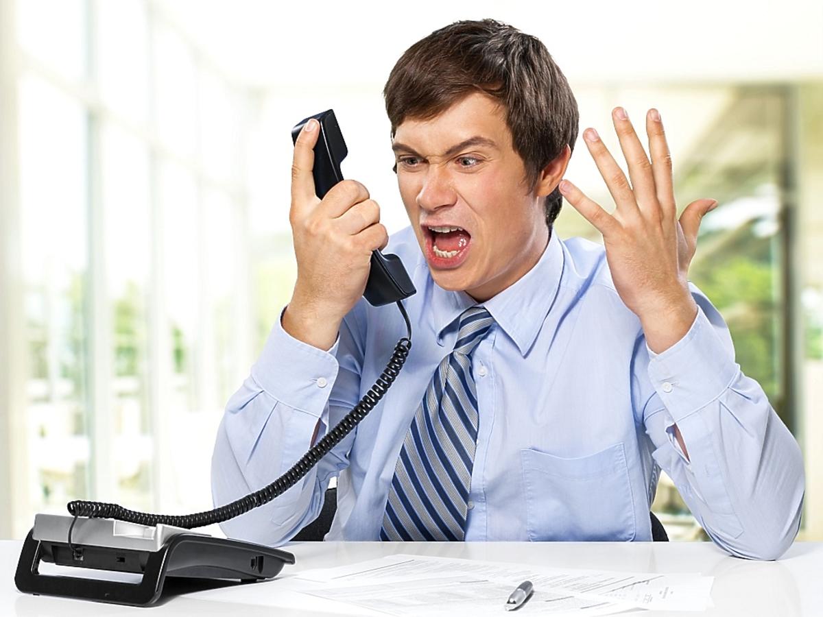mężczyzna krzyczy do telefonu