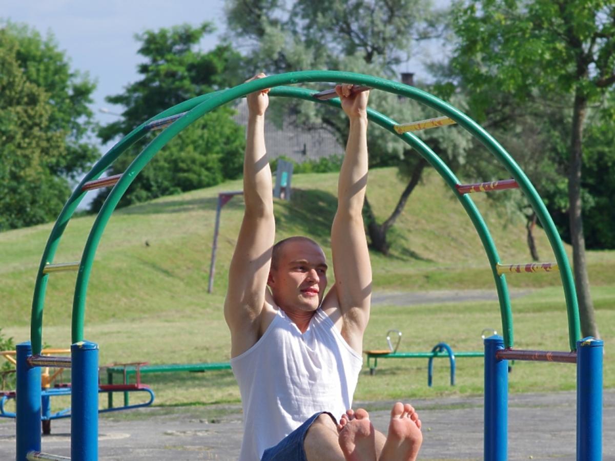 Mężczyzna na drążku