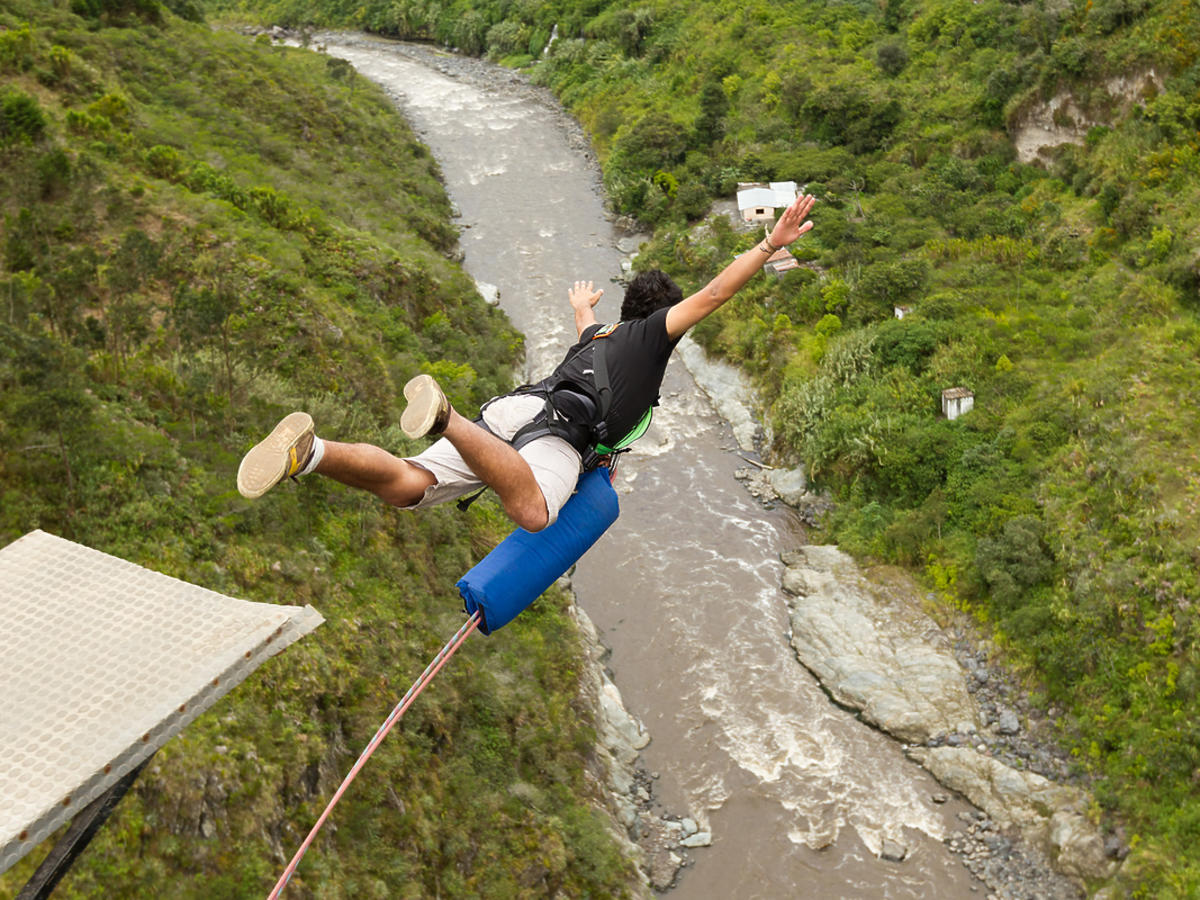 Mężczyzna skaczący na bungee.