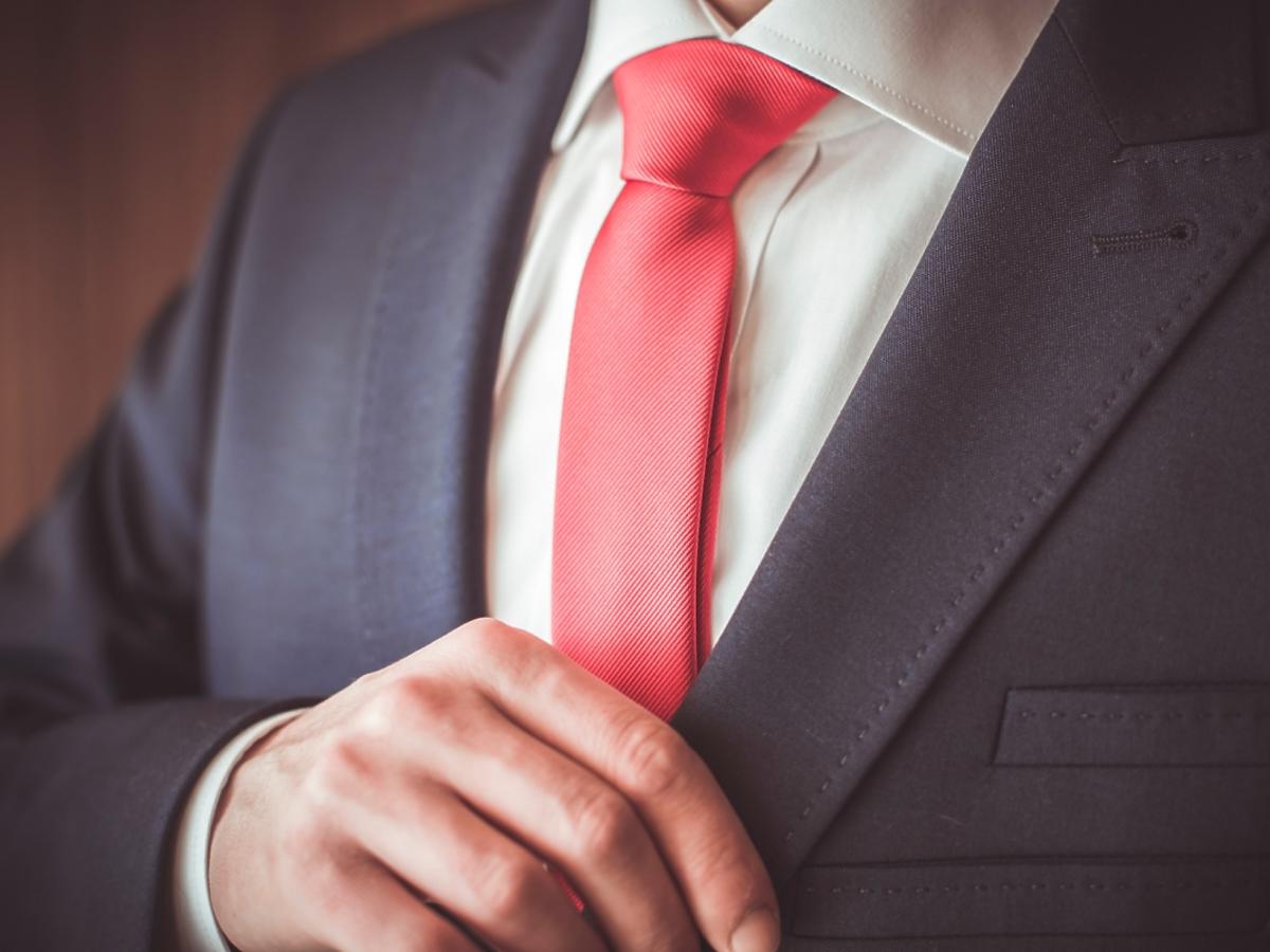 Mężczyzna w garniturze i czerwonym krawacie