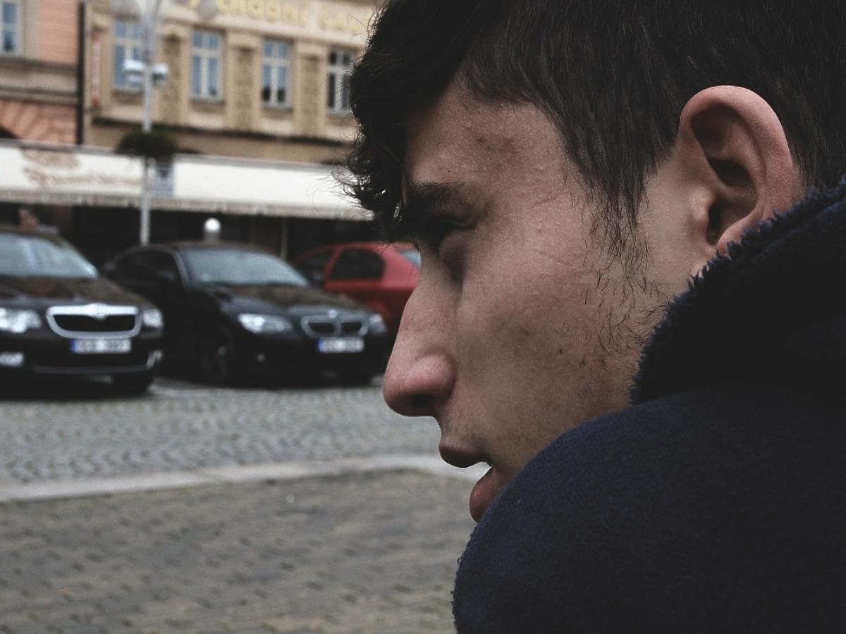 Mężczyzna z profilu