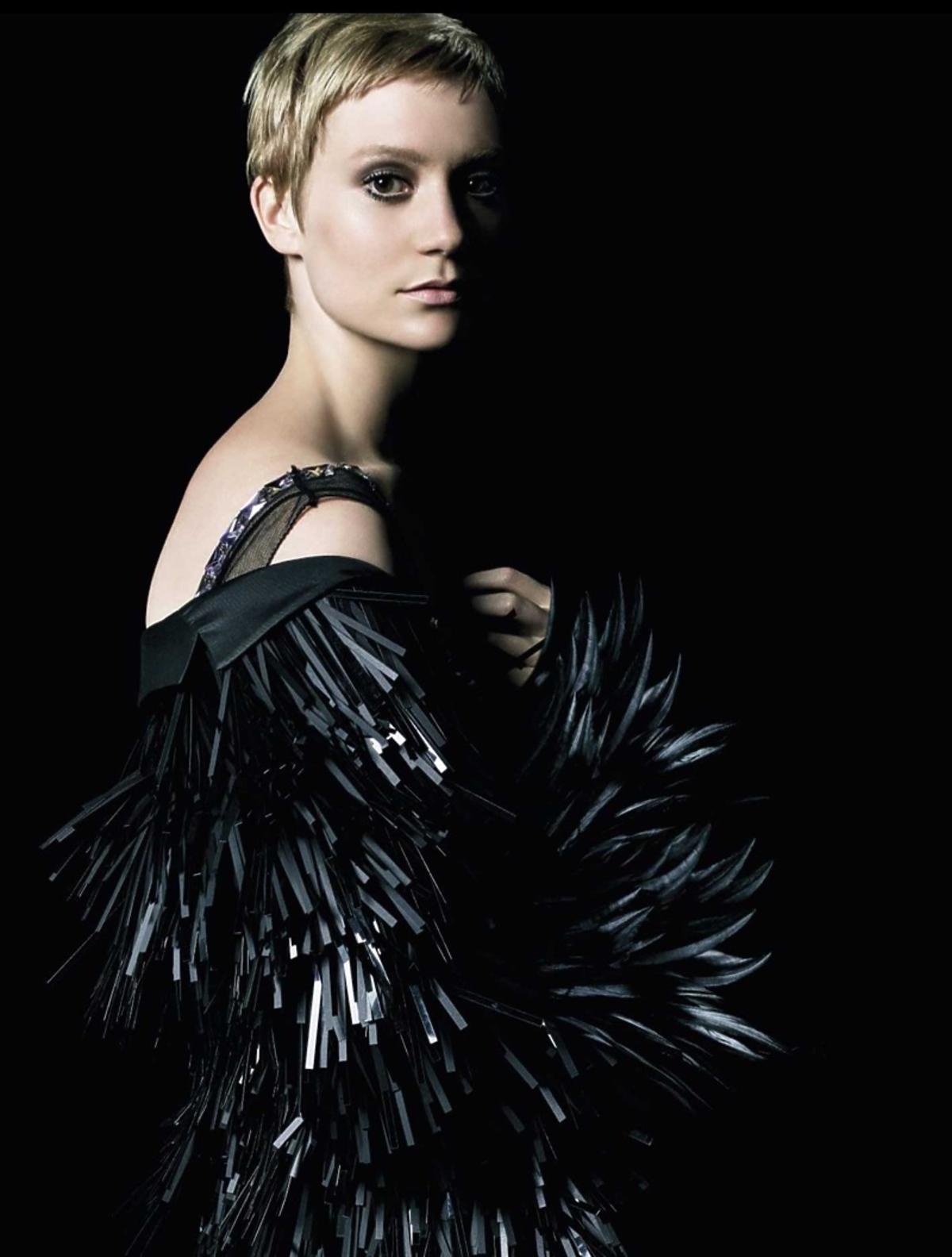 Mia Wasikowska w czarnych piórach od Prady