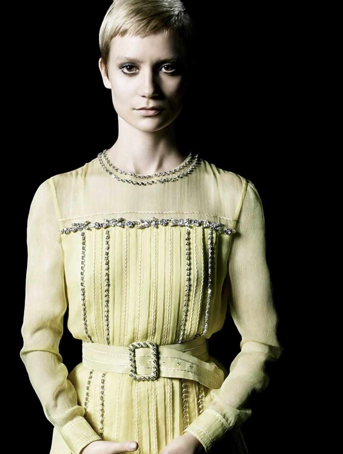 Mia Wasikowska w żółtej sukience Prady