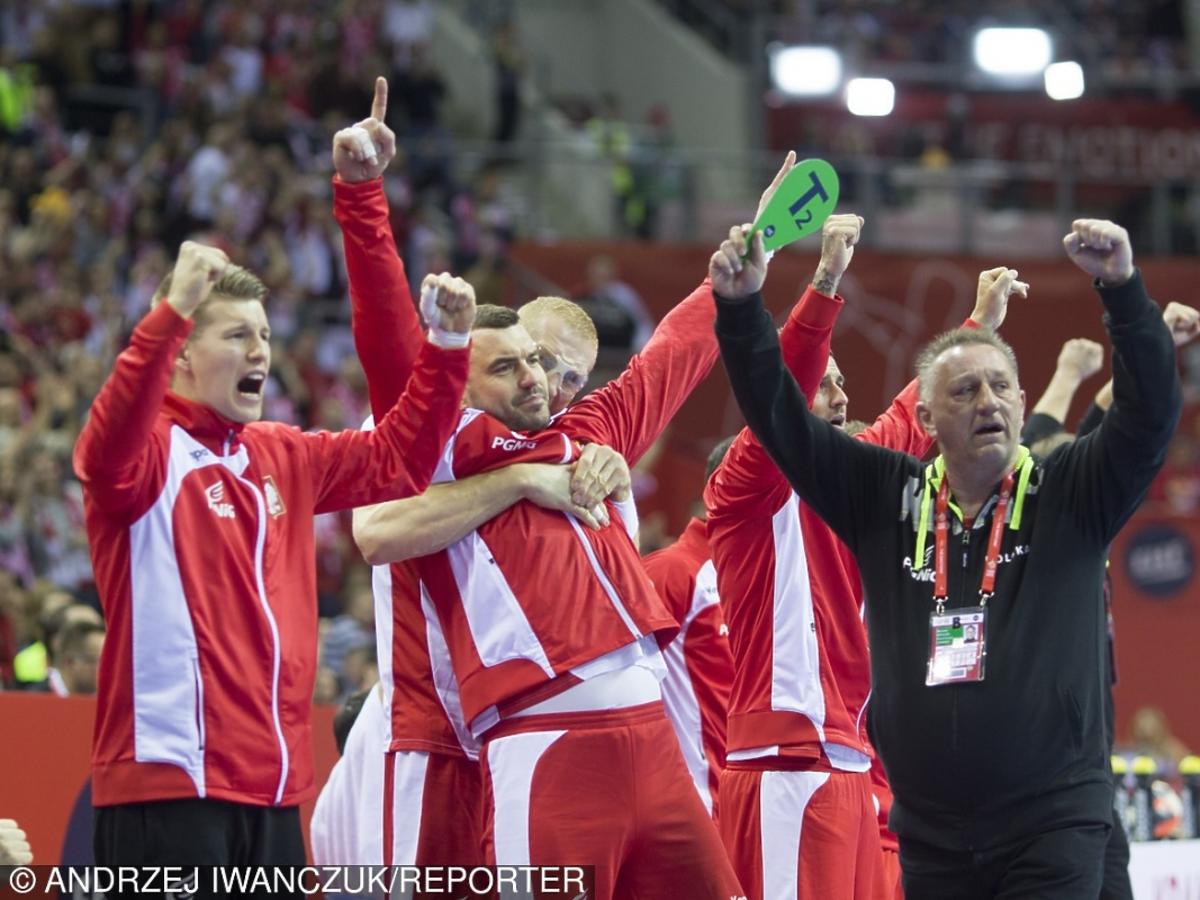 Michael Biegler krzyczy razem ze swoją druyną podczas meczu