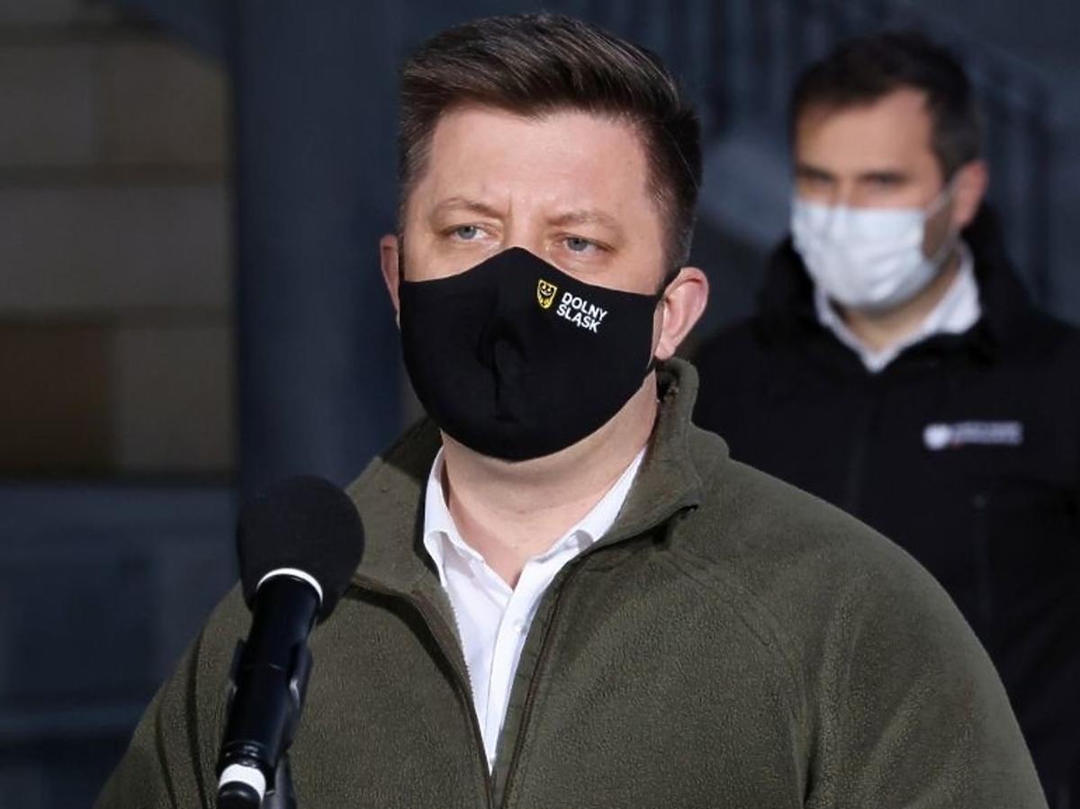 Michał Dworczyk w maseczce ochronnej