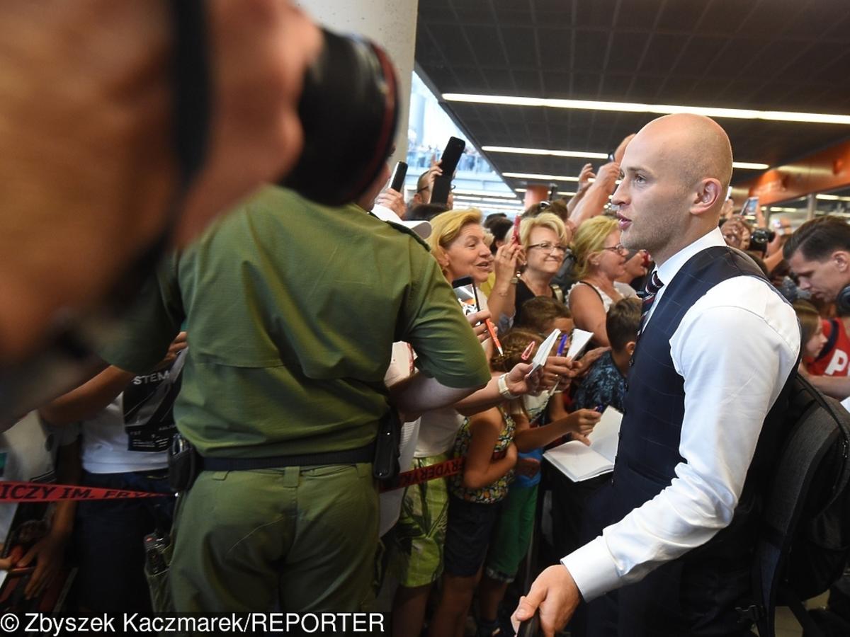Michał Pazdan na lotnisku po powrocie z Mundialu
