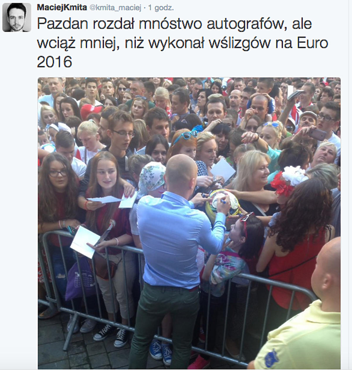 Michał Pazdan rozdaje autografy