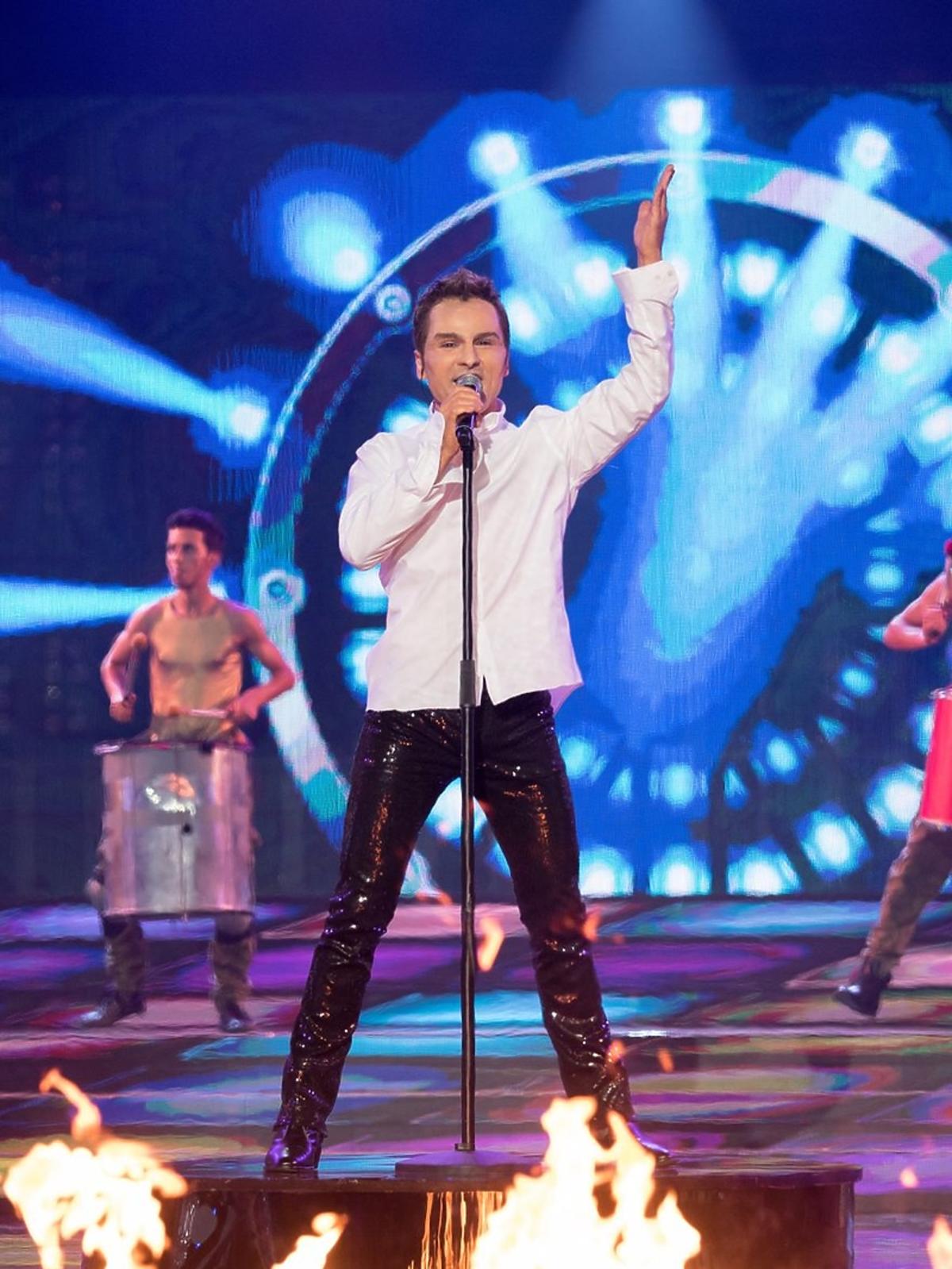 Michał Rudaś w białej koszuli