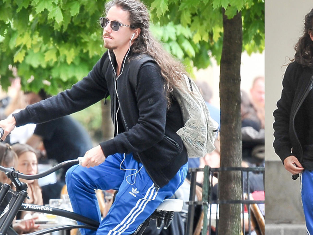 Michał Szpak na rowerze w niebieskich dresach