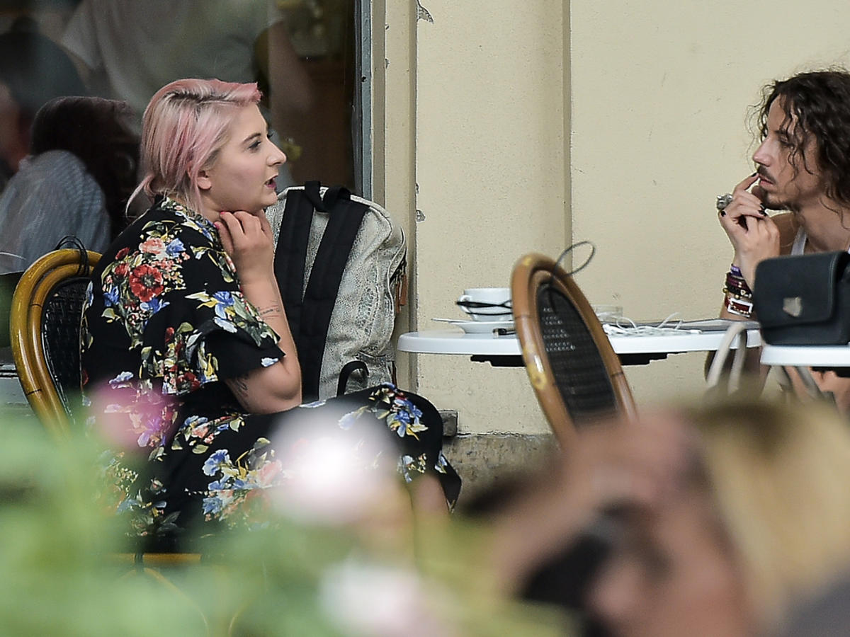Michał Szpak na spotkaniu ze stylistką w centrum Warszawy