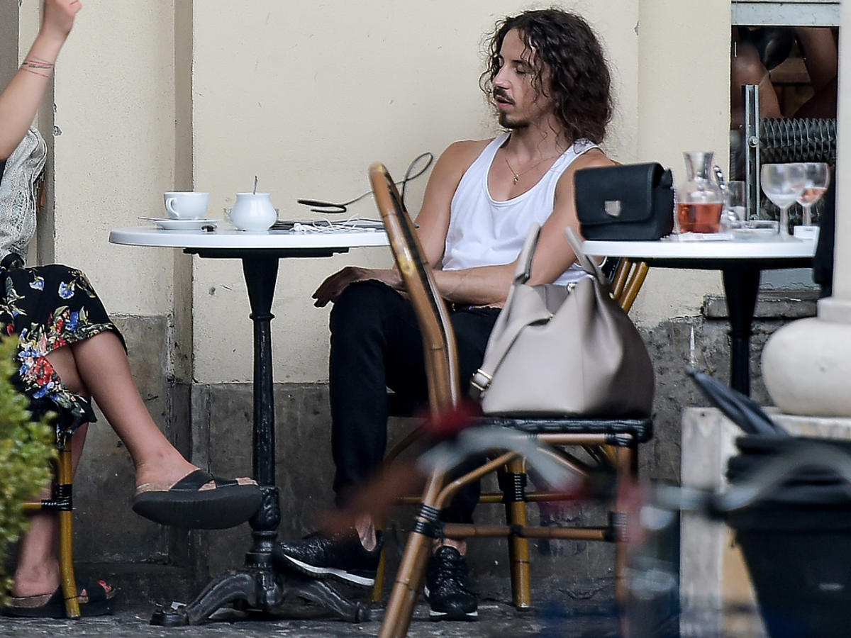 Michał Szpak na spotkaniu ze stylistką w centrum Warszawy