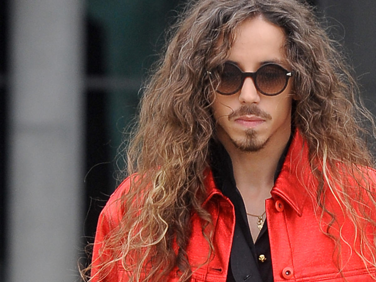 Michał Szpak pod studiem TVP