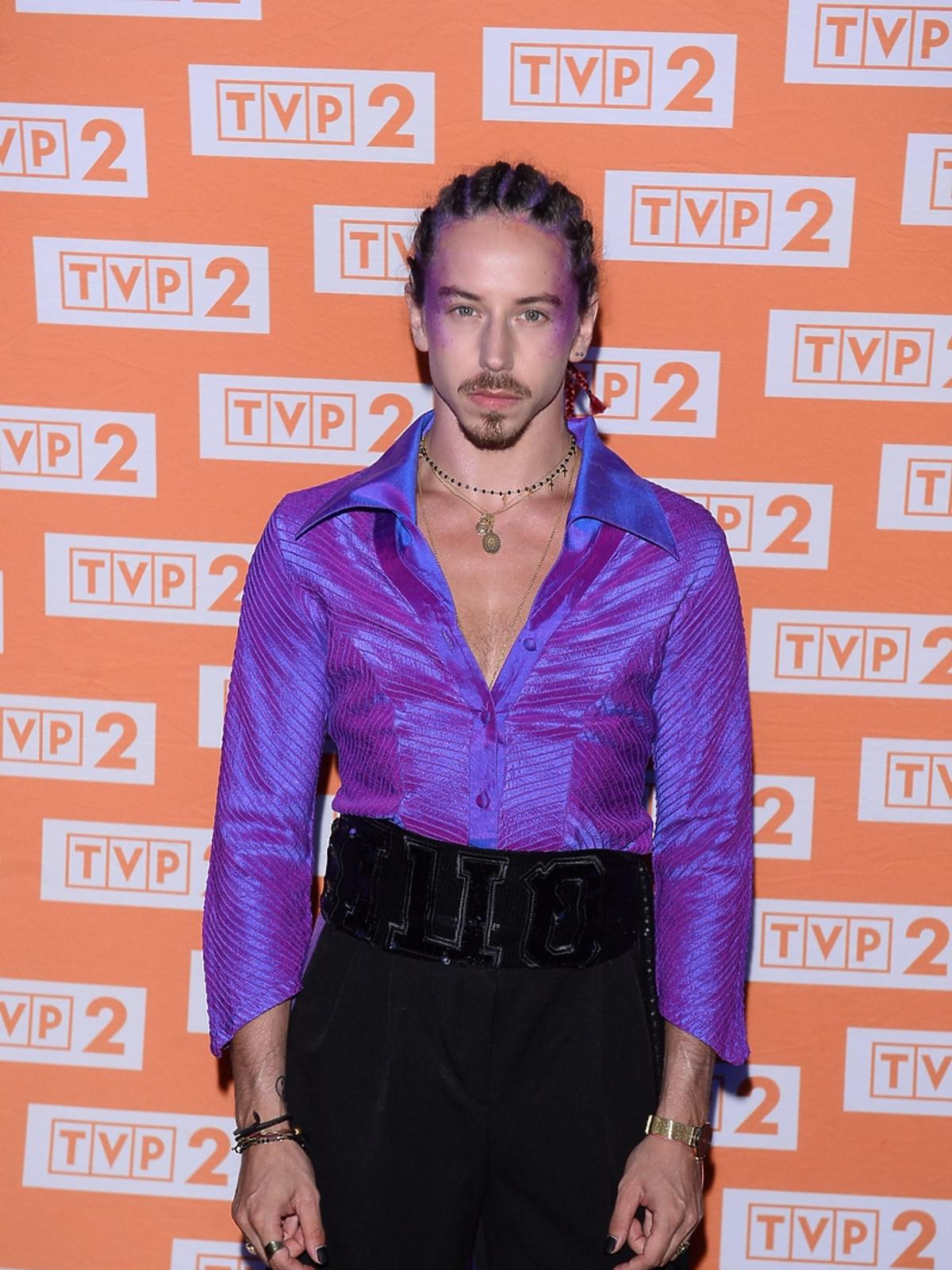 Michał Szpak w fioletowym makijażu
