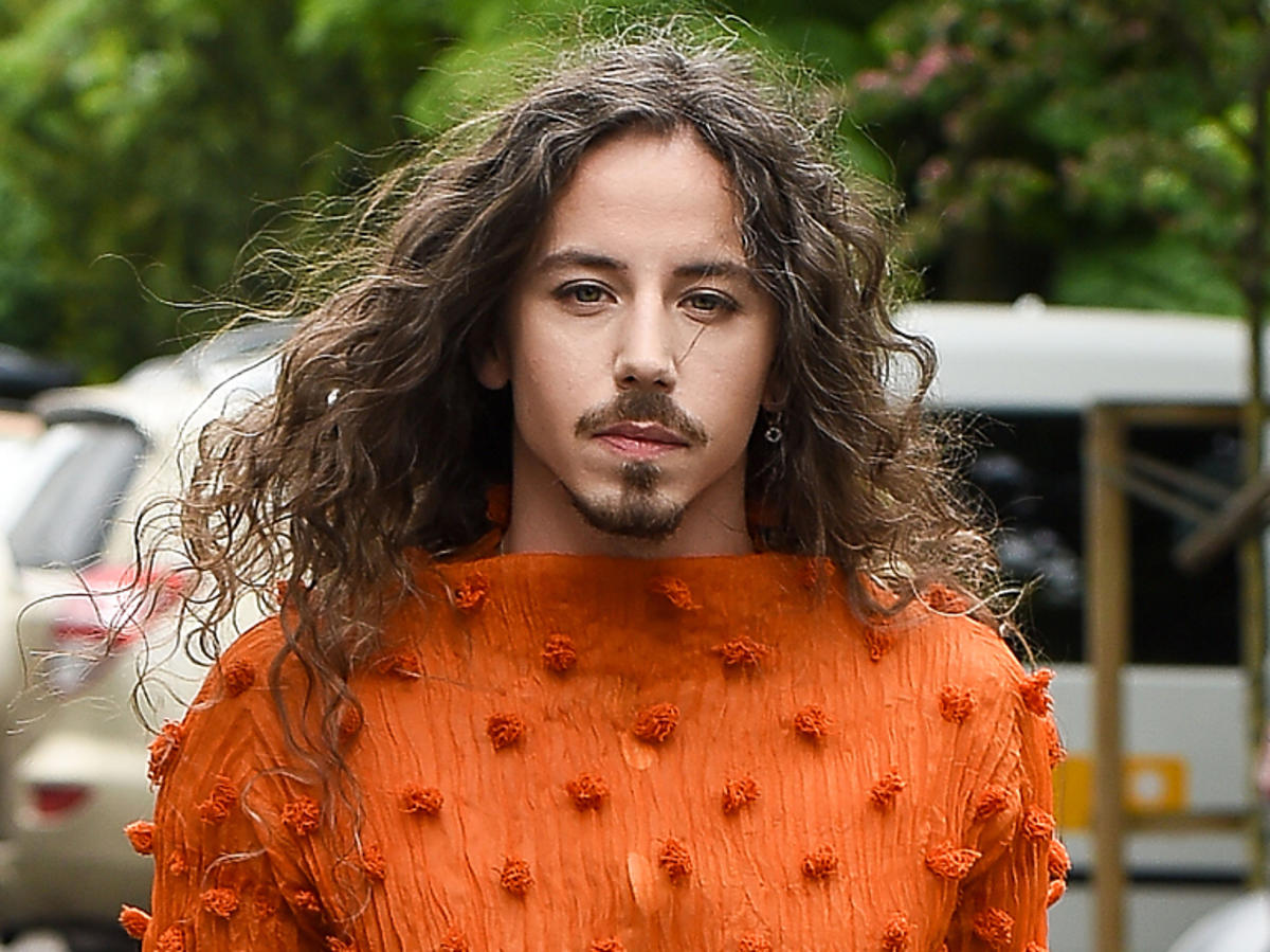 Michał Szpak w pomarańczowej bluzce