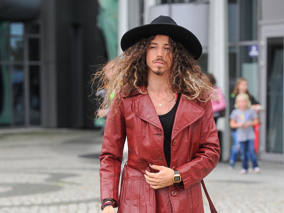 Michał Szpak w skórzanym płaszczu