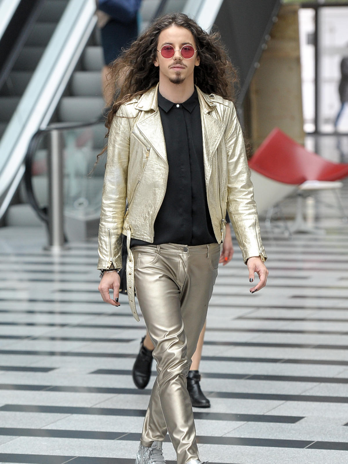 Michał Szpak w złotych spodniach