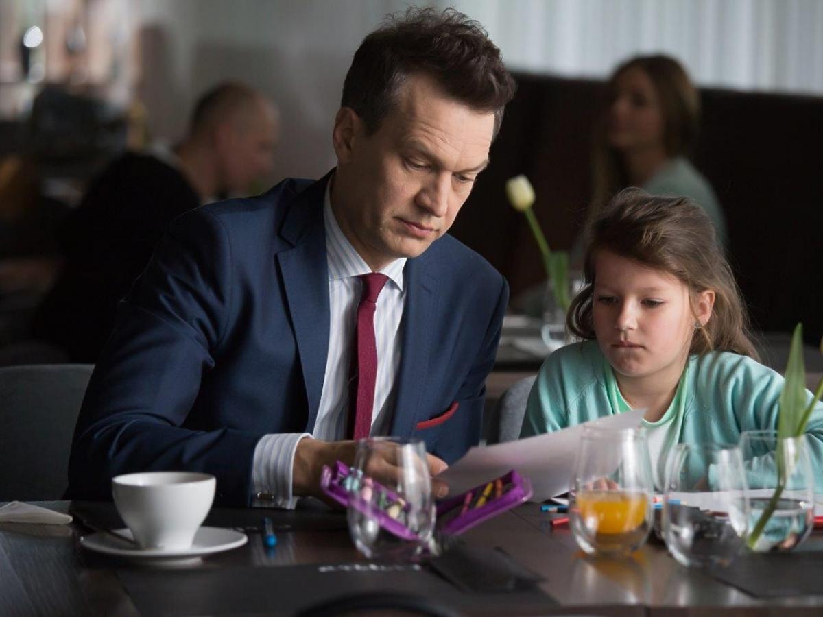 Michał Żebrowski jako Falkowicz i jego serialowa podopieczna Matylda w Na dobre i na złe