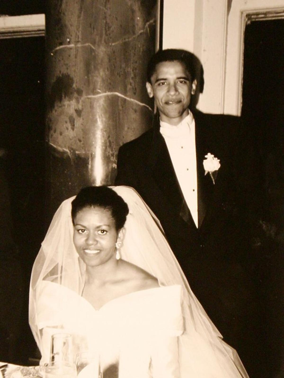 Michelle Obama w białej sukni ślubnejm Barack Obama w eleganckim garniturze