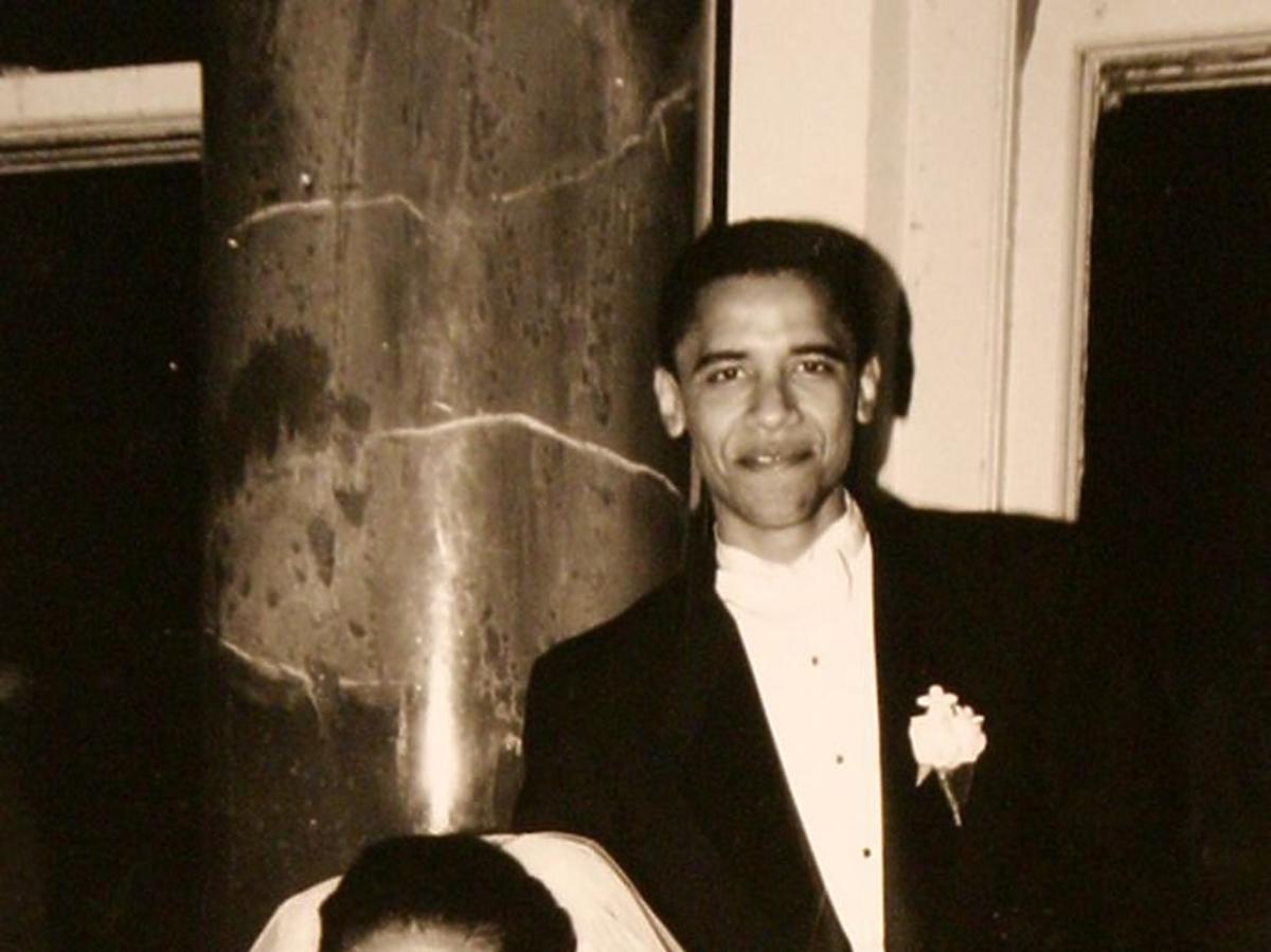 Michelle Obama w białej sukni ślubnejm Barack Obama w eleganckim garniturze