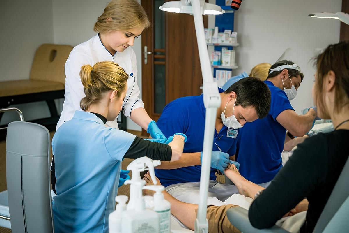 Mikołaj Krawczyk robi manicure
