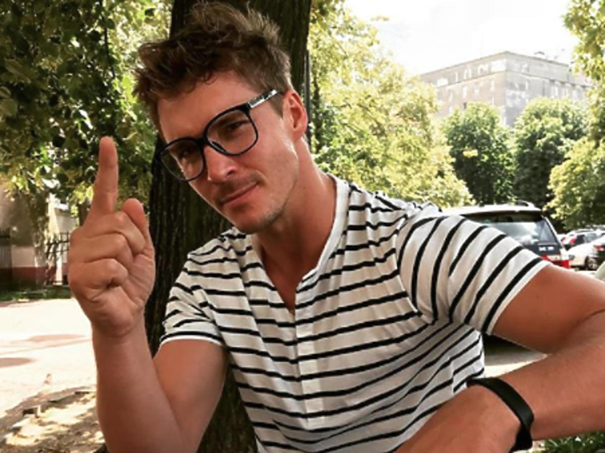 Mikołaj Roznerski w okularach na Instagramie