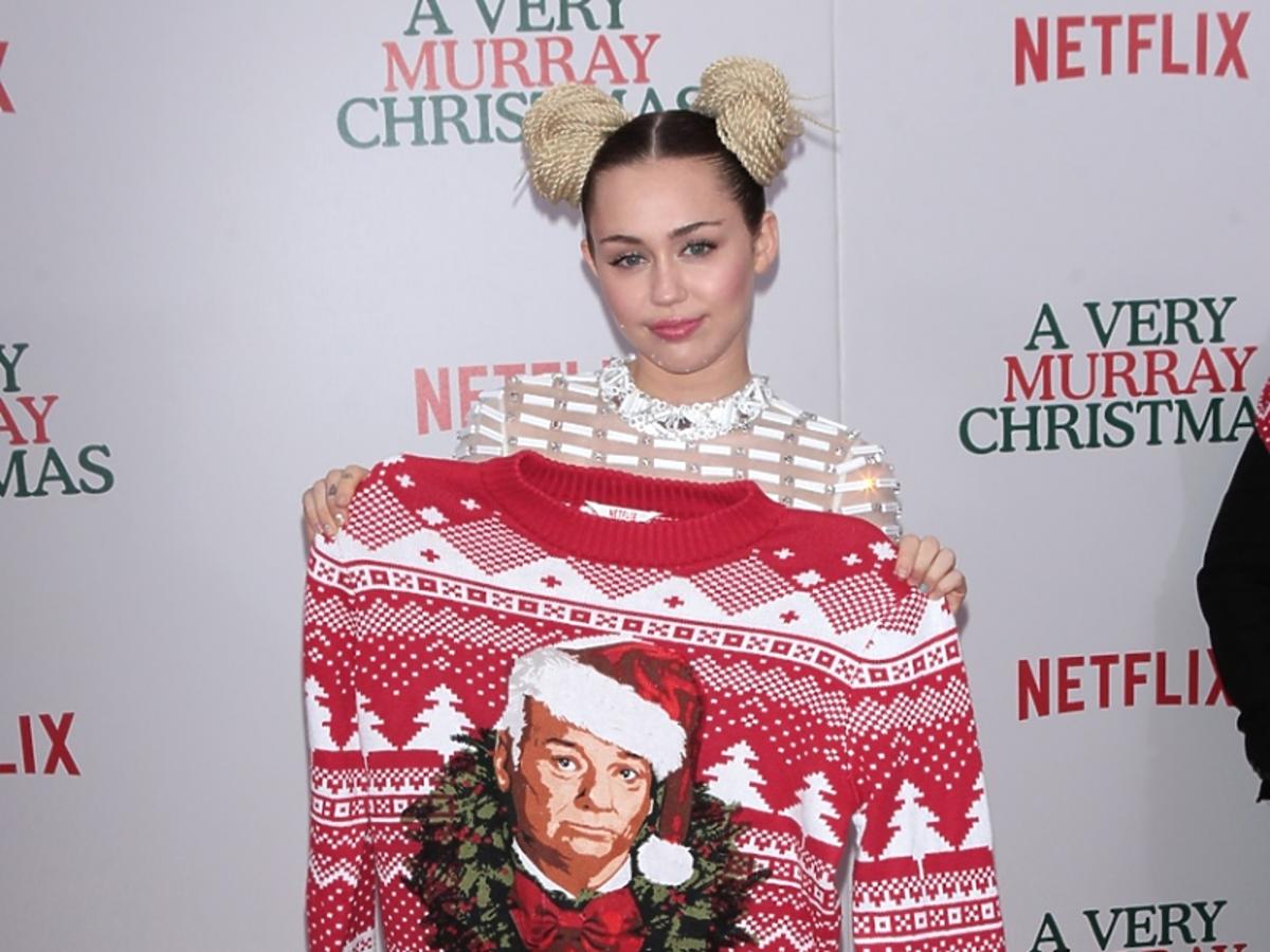 Miley Cyrus trzyma świąteczny sweter