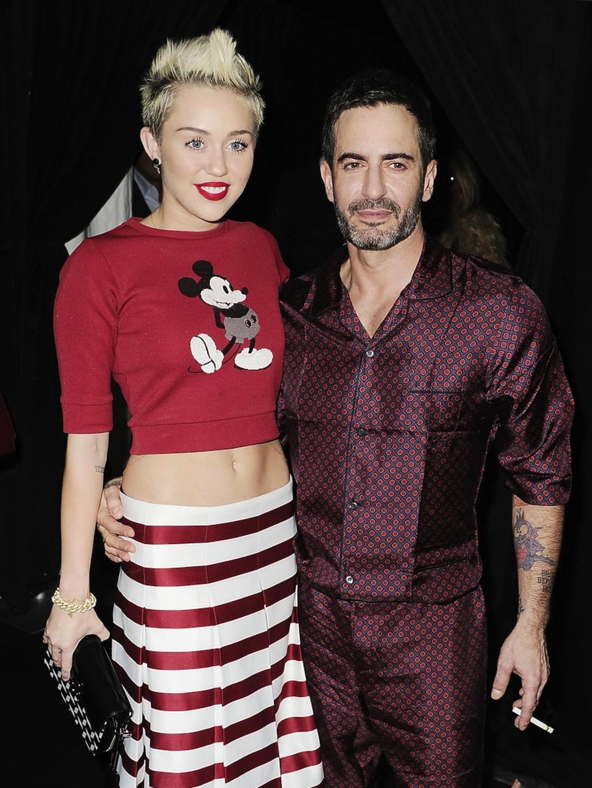 Miley Cyrus w czerwonej bluzce z Myszką Miki i spódnicy w paski