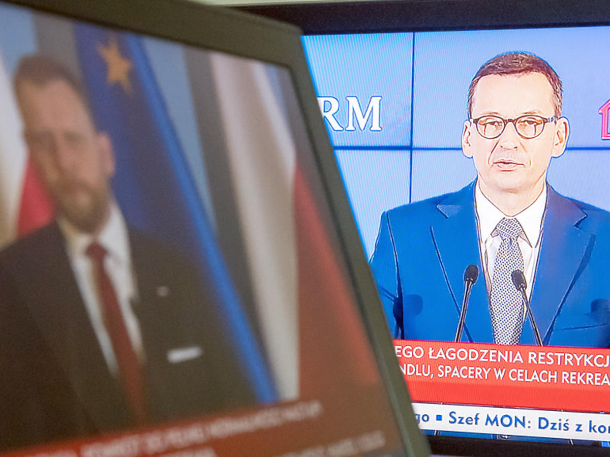 Minister Łukasz Szumowski i premier Mateusz Morawiecki na ekranach