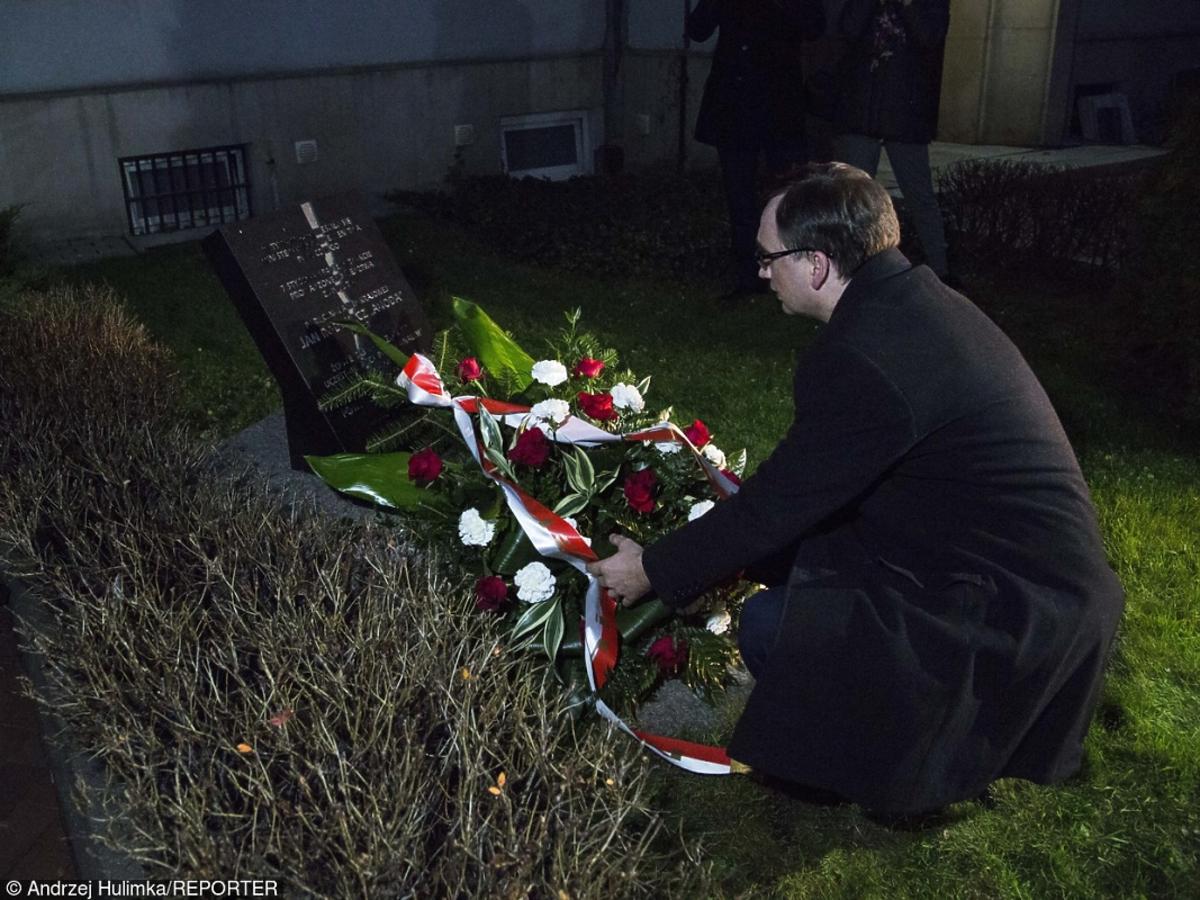 Minister Zbigniew Ziobro składa kwiaty pod tablicą