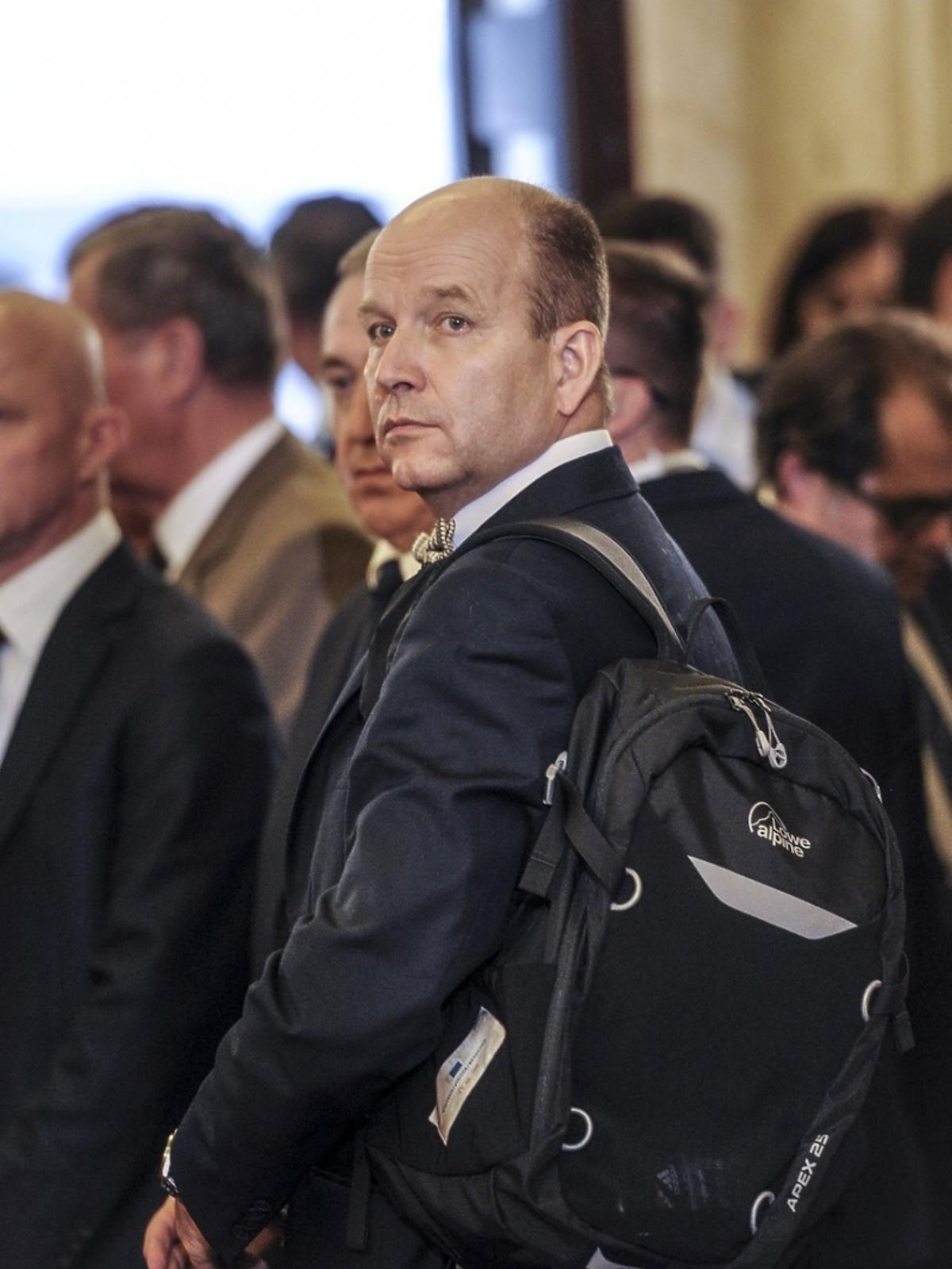 Minister zdrowia Konstanty Radziwiłł z plecakiem