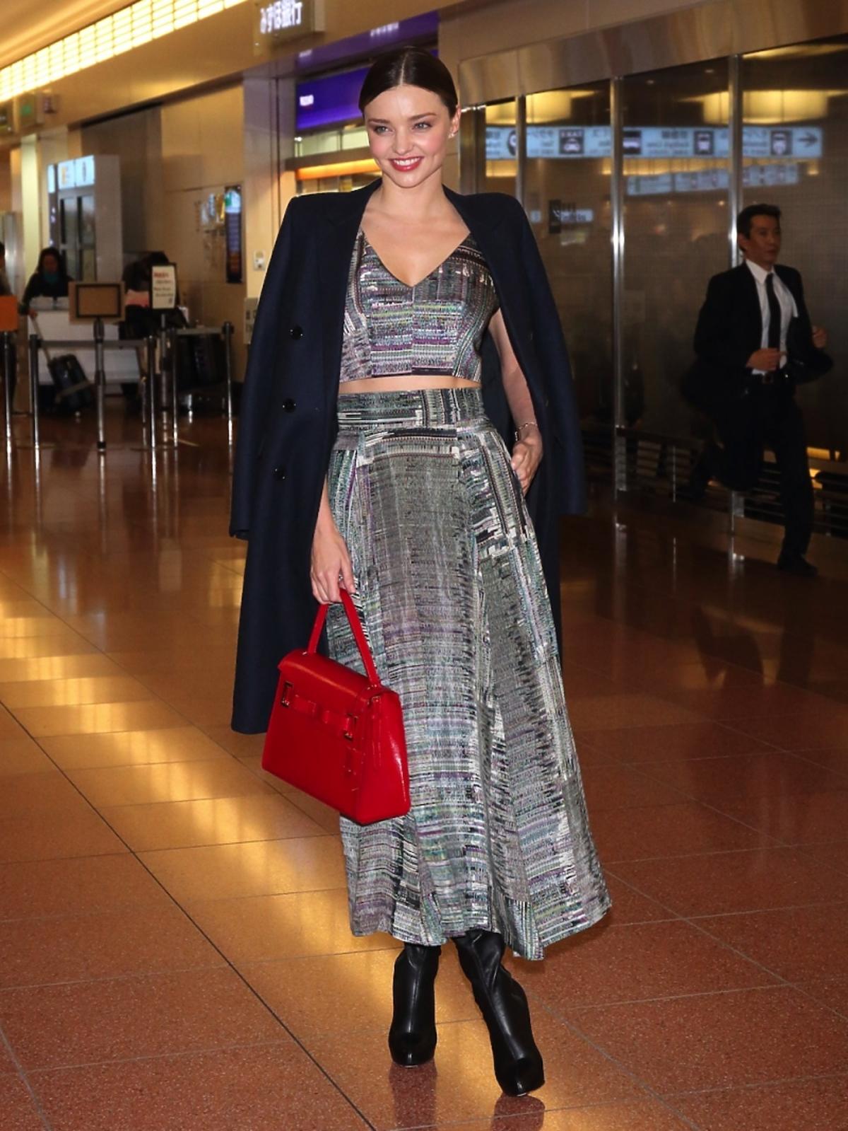Miranda Kerr we wzorzystej spódnicy, toppie i czarnej marynarce