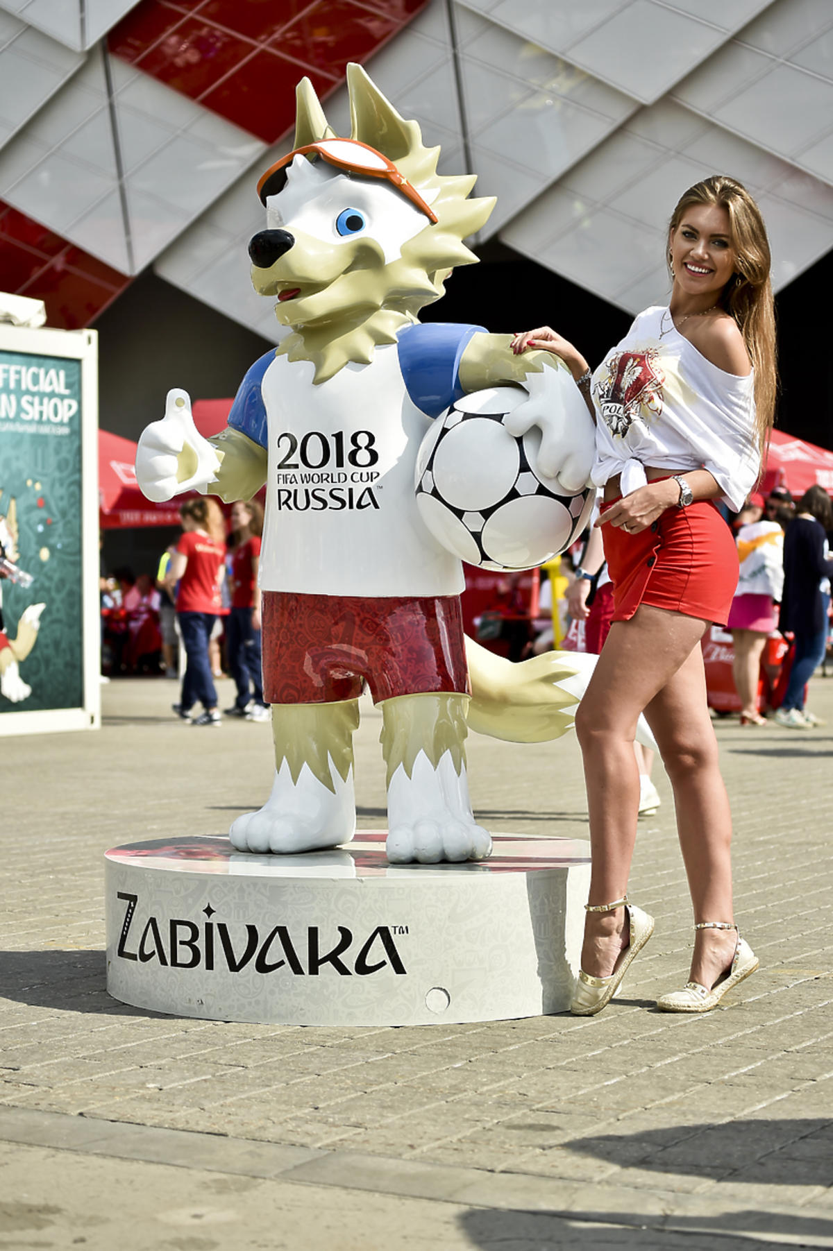 Miss Mundialu - piękna Polka przed stadionem w Moskwie