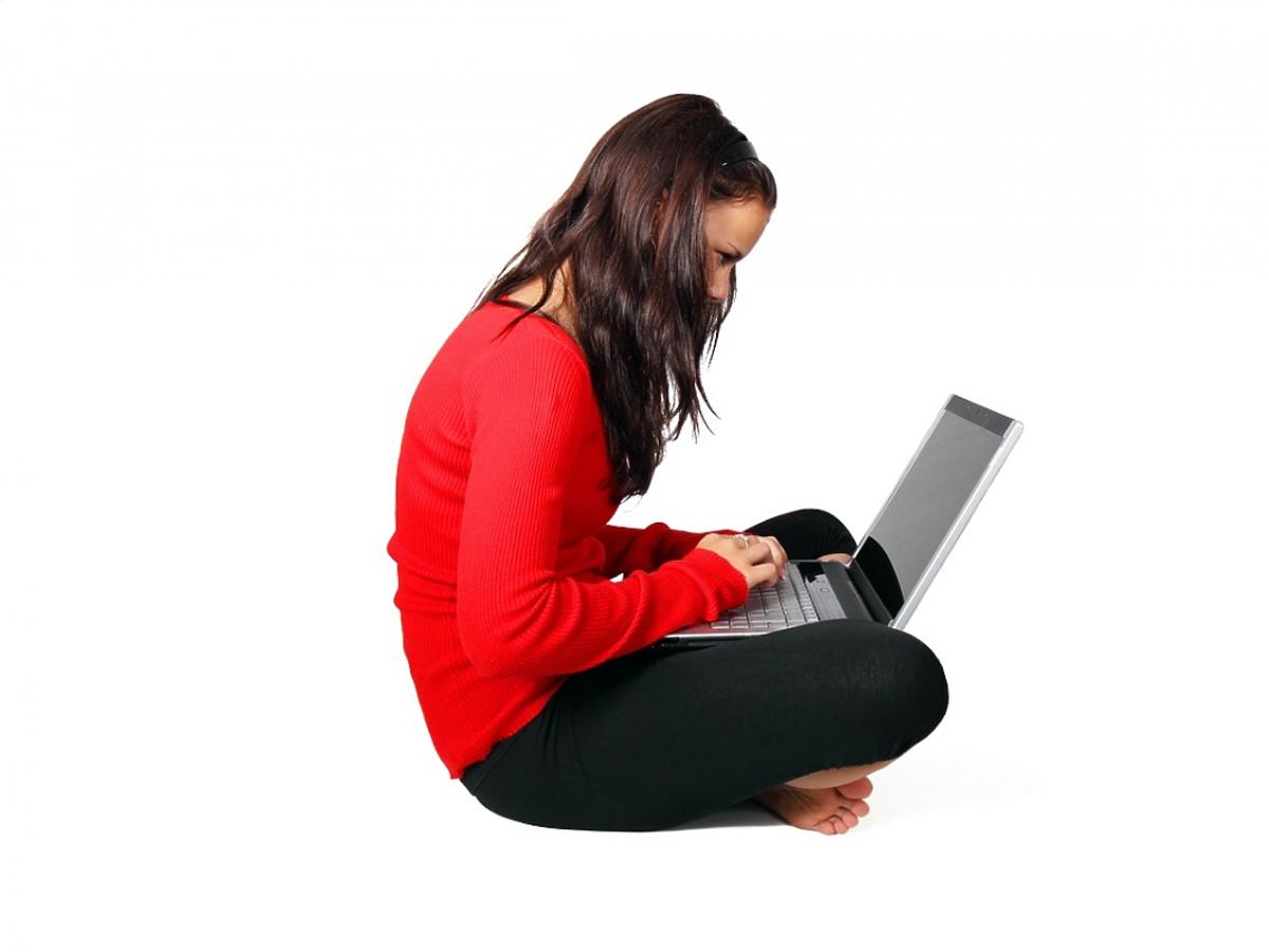 Młoda dziewczyna pracuje na laptopie