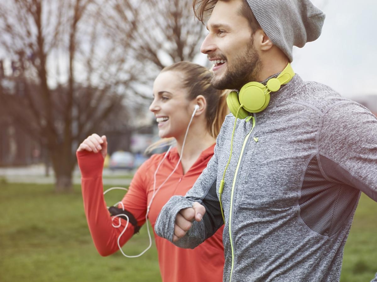 Młoda para podczas joggingu